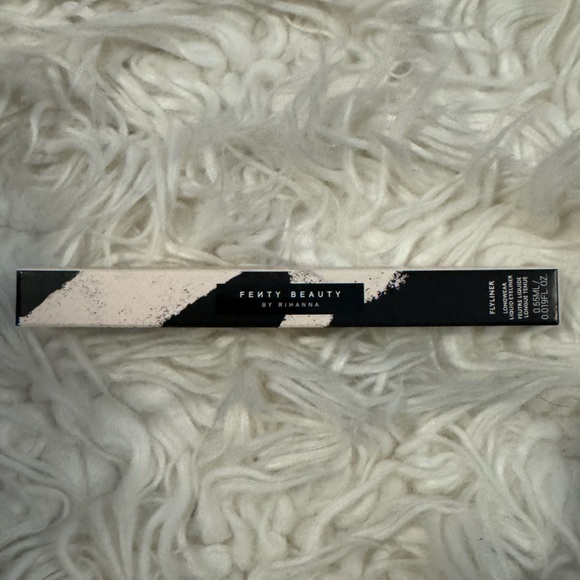 FENTY BEAUTY BY RIHANNA
Flyliner Longwear Liquid Eyeliner - Picture 2 of 2